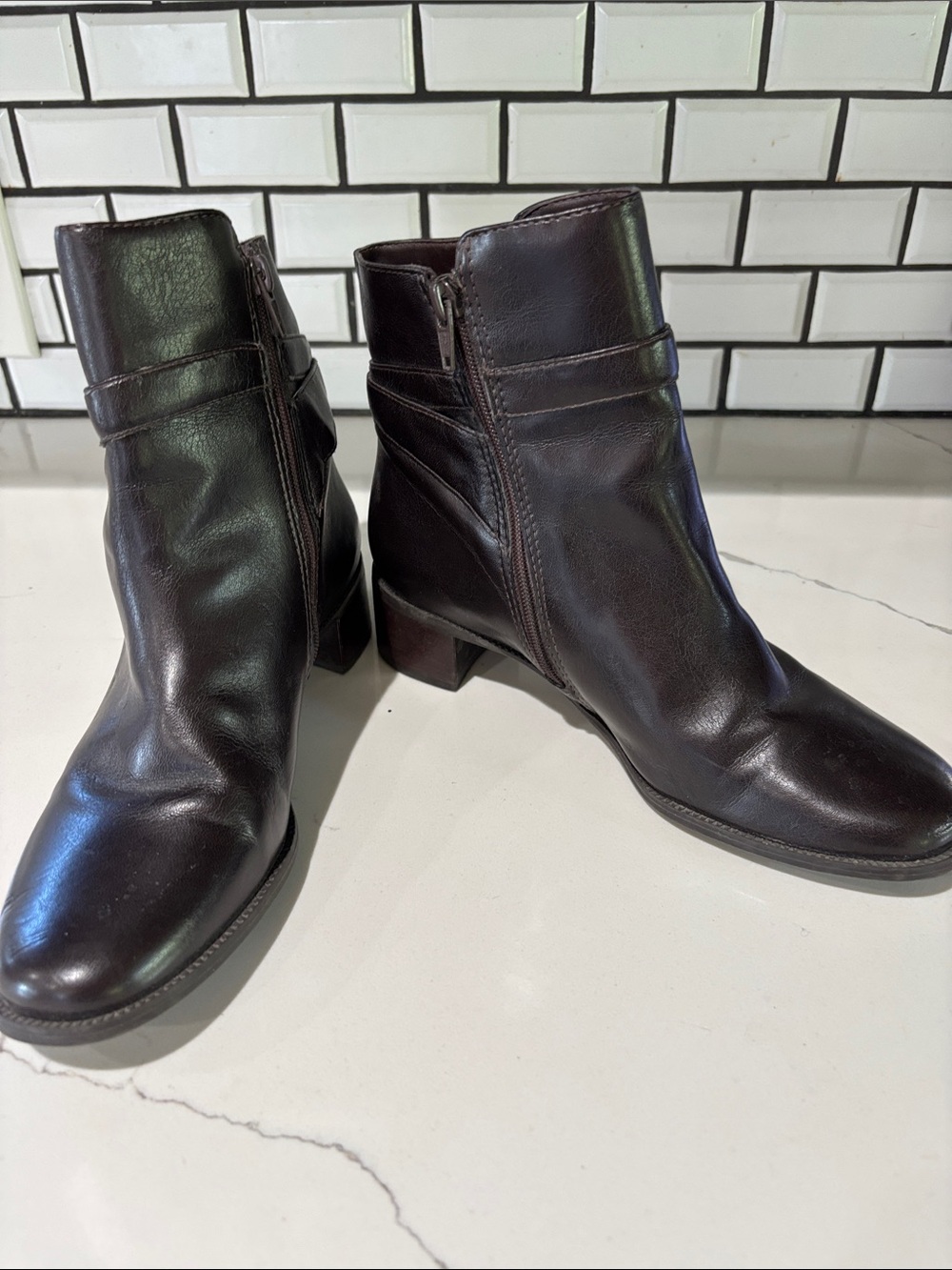 Naturalizer Dark Brown Vegan Leather Ankle Booties with Side Zip LIKE NEW Sz 7.5